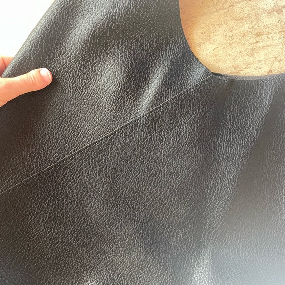 17” x 13” Banana Republic bag, new worn twice - Picture 4 of 4